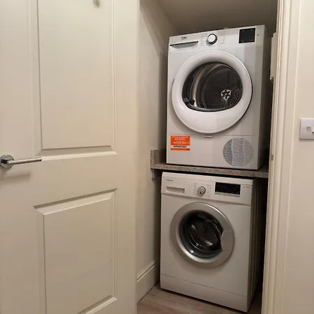 Large 3 Bed Home - Coop Live -Free Parking-2