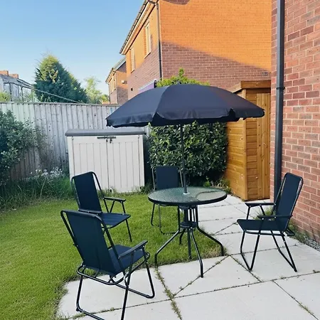 Large 3 Bed Home - Coop Live -Free Parking-3